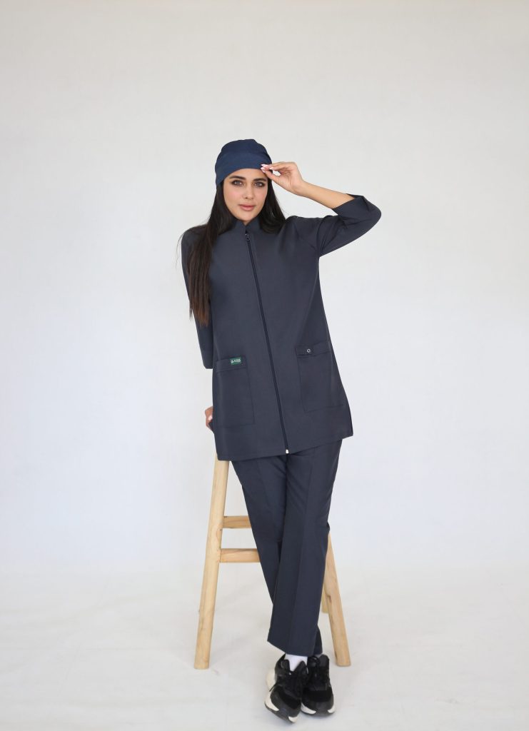 راهنمای انتخاب لباس پزشکی استاندارد؛ نگاهی به اسکراب و شلوار، تونیک و روپوش پزشکی 7 تونیک و شلوار پزشکی - پوشینا